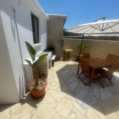 Σπίτι διακοπών Charming Stone House With Courtyard *