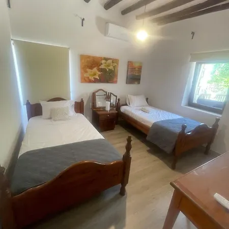 Charming Stone House With Courtyard * Στενή