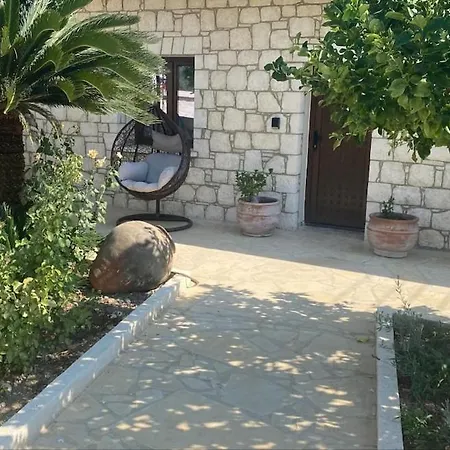Charming Stone House With Courtyard Сasa de vacaciones *